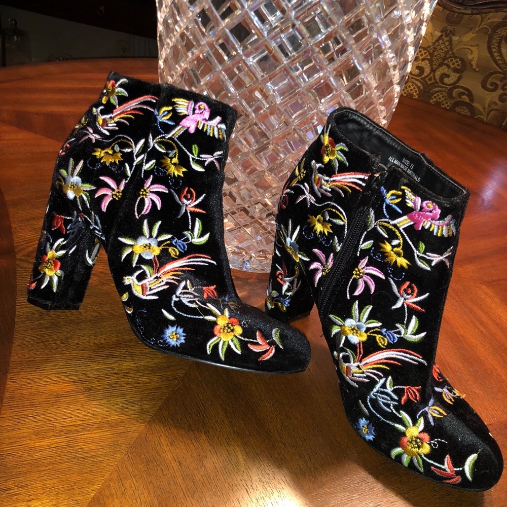 Flower printed booties 😍📣💐🌸